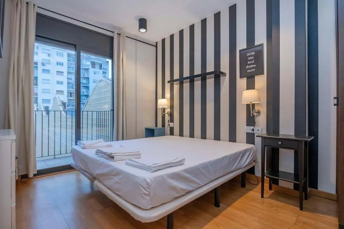 アパート 2 Bedroom With Balcony In Eixample 1-1 バルセロナ