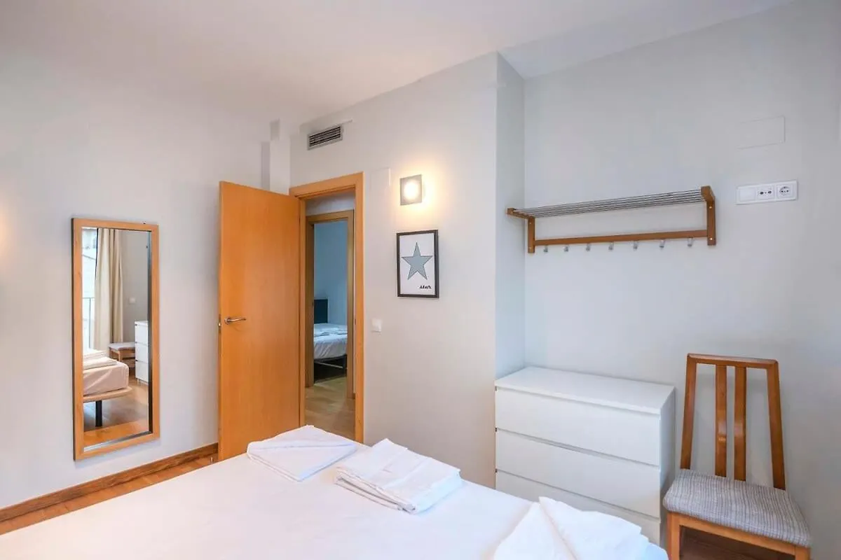 2 Bedroom With Balcony In Eixample 1-1 バルセロナ 0*,  スペイン